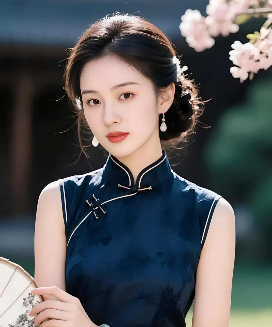 六月芬芳杏子黄 ，
新疆遍地果瓜香。
天山脚下牛羊串，
……………[红包][福]