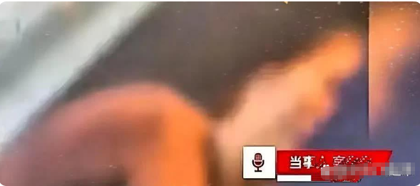 酒店惊现尴尬事儿！一男的在房里全裸洗澡呢，女服务员刷卡进来送水果。

男的在卫生