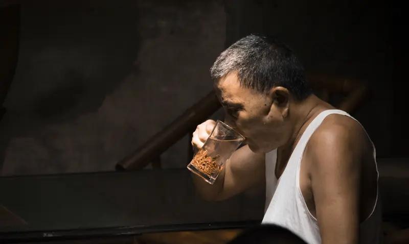 一生哭喊来人间  
没有想到这么难
人生路沟沟坎坎
为了吃上三顿饭
酸甜苦辣全尝