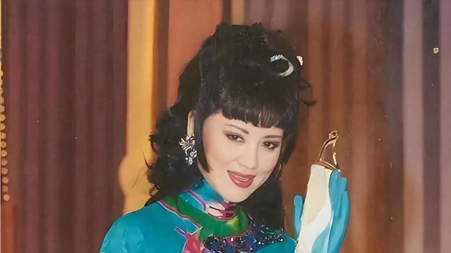 她是中国第一美妇，因为太美被克林顿接见，为显年轻28年不近男