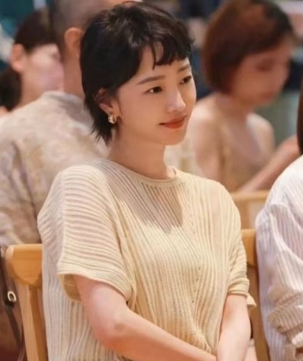 白百何终于美回来了，短发好适合她。 ​​​
