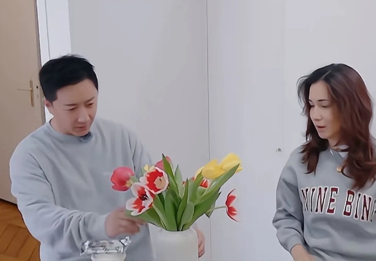 韩庚和朱兆祥你俩有点暧昧了！韩庚给卢靖姗买的花开花了，韩庚到处找朱兆祥，第一时间