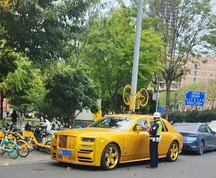 不好了，土豪金劳斯莱斯幻影被帽子叔叔逮到了！大家猜下处罚多少合适？
不过没有关