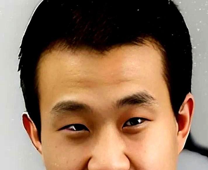 我有个同学在北京大学，老碰着韦东奕。他说这哥们儿根本不孤僻。
有回在便利店看见他