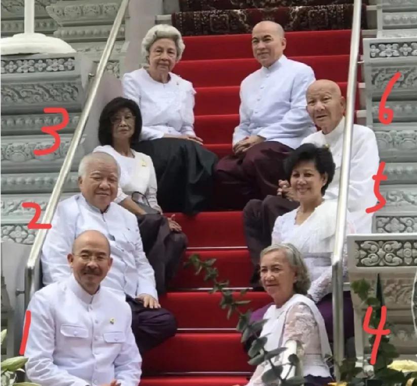 柬埔寨王室合照，洪森一家合照……
在王室合照8个人里已经有两位过世，剩下的人平均