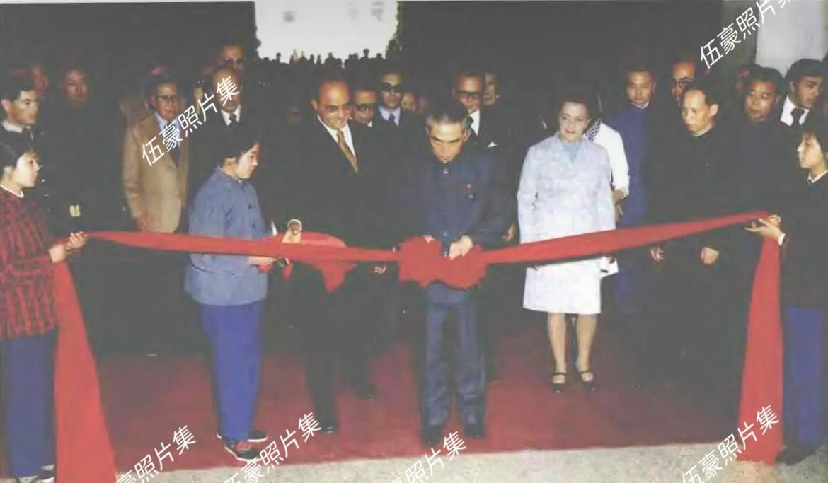 1973年4月21日，墨西哥历代文化艺术展览在北京隆重开幕，墨西哥总统路易斯·埃