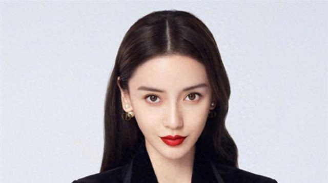 年后无工作，36岁Angelababy香港苍蝇馆吃饭，星光全无变素人