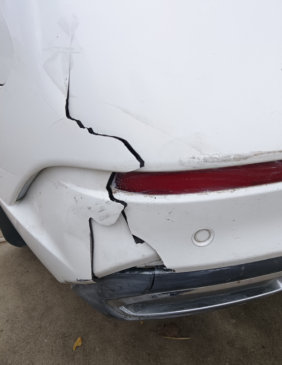 第三代帝豪这么不经撞，倒车时候没看倒车影像，撞传奇Gs4，传奇一点事都没有，破帝