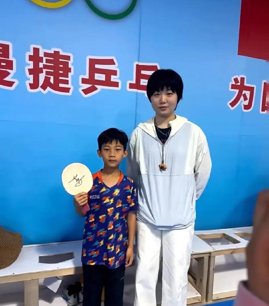 蒯曼回家了，结束多哈世乒赛国乒队员们迎来了短暂的假期，恰逢端午节，大多数队员们都