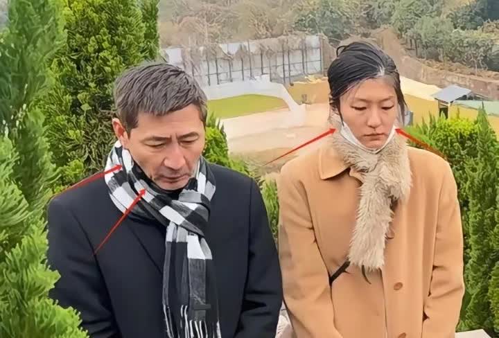 演员张子健与家人一起给前妻李婷扫墓时的一张罕见留影，他们曾经是因戏结缘而步入婚姻