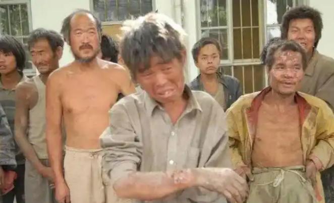 2007年，大学生崔松旺突然半个月不洗澡、不刮胡子、不刷牙，甚至把油烟抹到脸上，