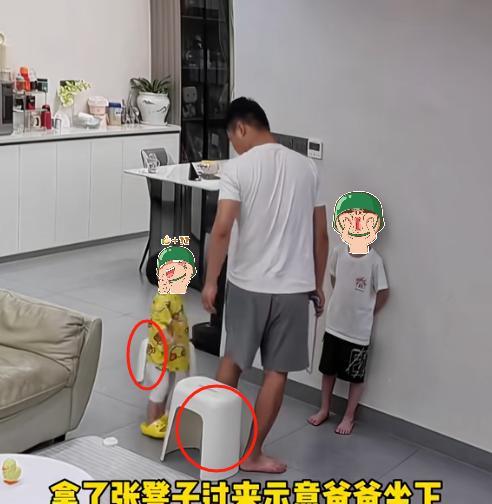 “兄妹情深！”爸爸手持衣架教育6岁哥哥贴墙罚站，委屈地哭着，3岁妹妹走来凶狠狠地