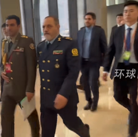 伊防长现身上合，随行人员大多西服，他的衣服明显穿的更厚，网友们说可能穿着防弹衣