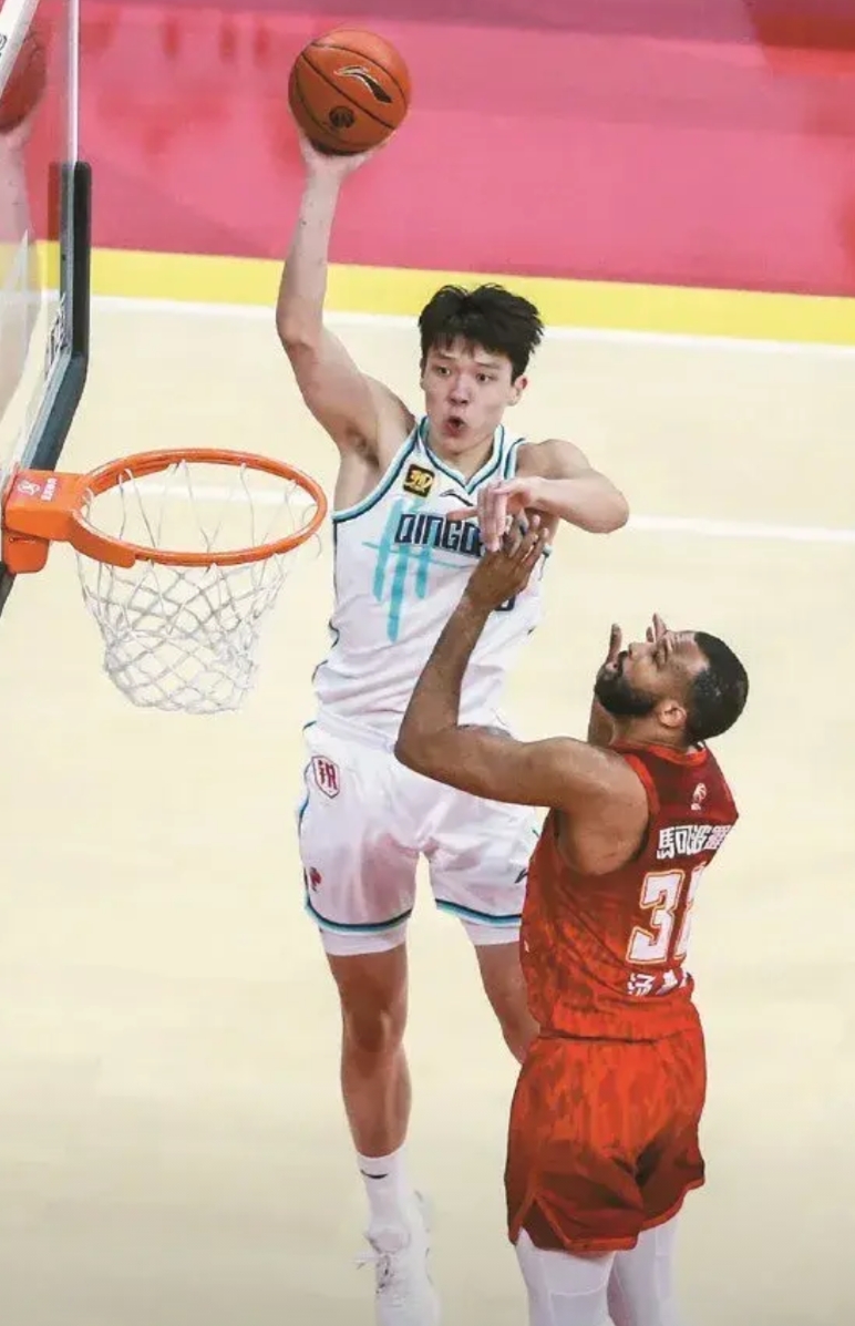 NBA夏季联赛激战正酣，中国18岁小将杨瀚森的表现成为焦点。在首秀对阵骑士的比赛