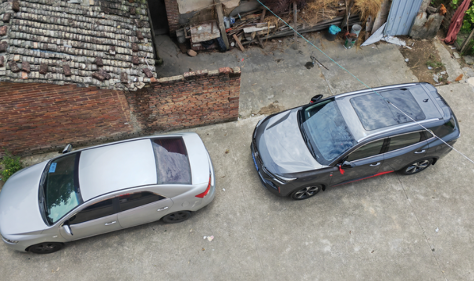 98小年轻二代55plus用车体验
优点：1.外观好看内饰帅气。其实方向盘我觉得