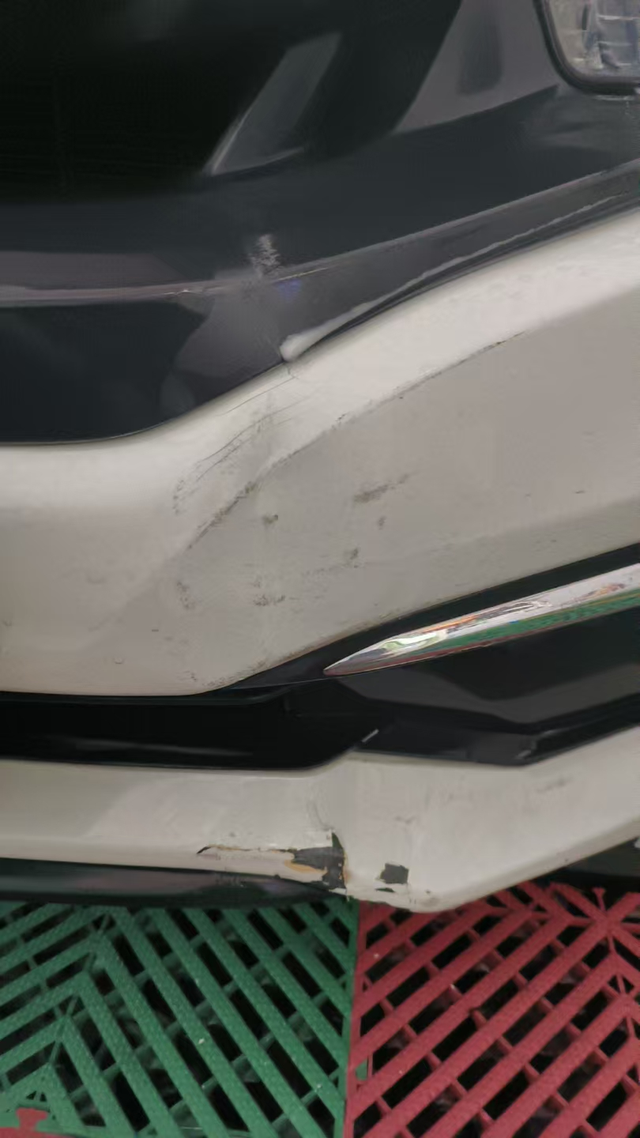 有大哥知道十代思域前脸要多少钱吗
十代思域，上面的黑胶也撞裂开了，白色的撞破了，