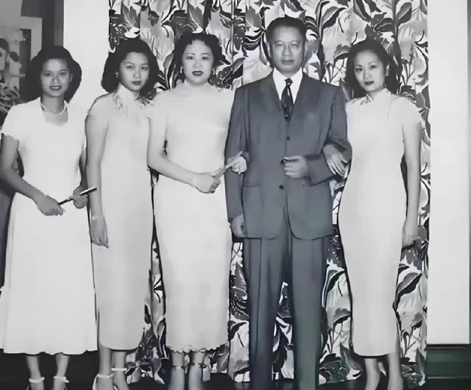 宋子文全家福
五十年代，宋子文和夫人及孩子的一张合影，左起分别为：幼女宋瑞颐、