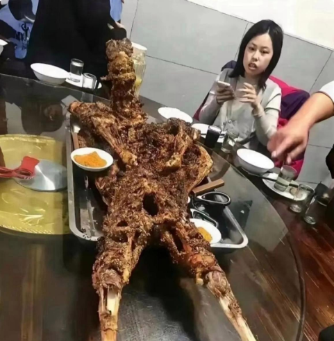 明明点的烤全羊，吃着咋感觉不对劲儿！这……真的是烤全羊？

就这画面和口感！