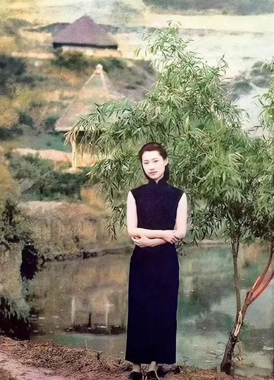 原来这才是赵四小姐年轻时真实的貌相，这不是演员扮演的，而是当年她年轻时在河边的真