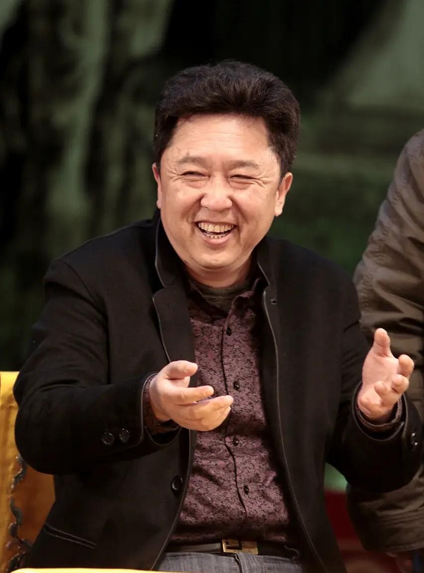 一次，鲁豫问于谦:“平时聚餐，你会喊郭德纲一起么？” 于谦摆摆手:“我们吃饭从来