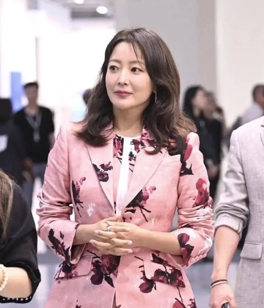 成龙的最佳搭档，金喜善也老了！
成龙看到金喜善都要一摸汗，曾经的荧幕情侣，多少都