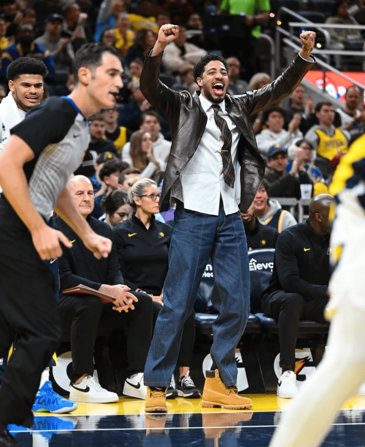 NBA常规赛，步行者主场迎战奇才，摄影师捕捉到泰瑞斯-哈里伯顿为队友激情庆祝的时