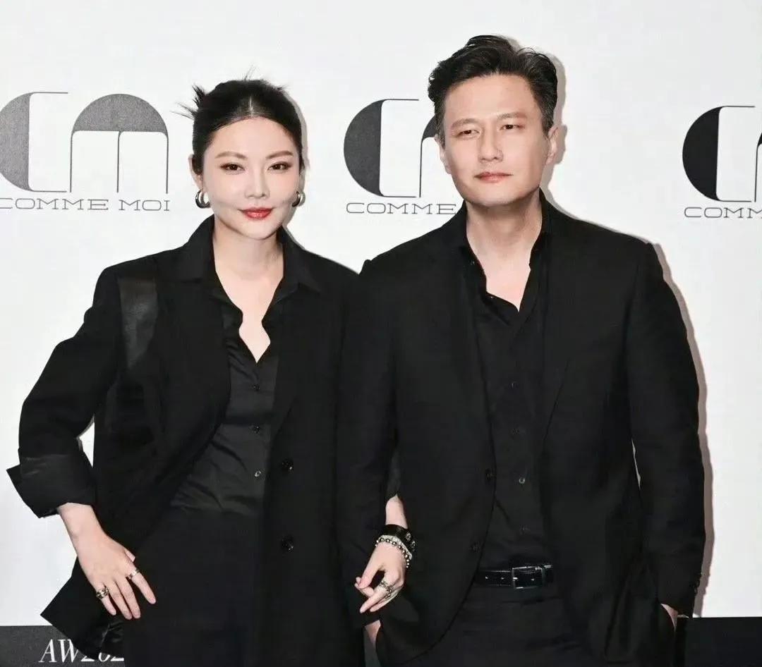徐冬冬尹子维参加时尚活动，夫妻俩都穿着黑色西装，大哥大嫂范儿十足！一个香港人和一