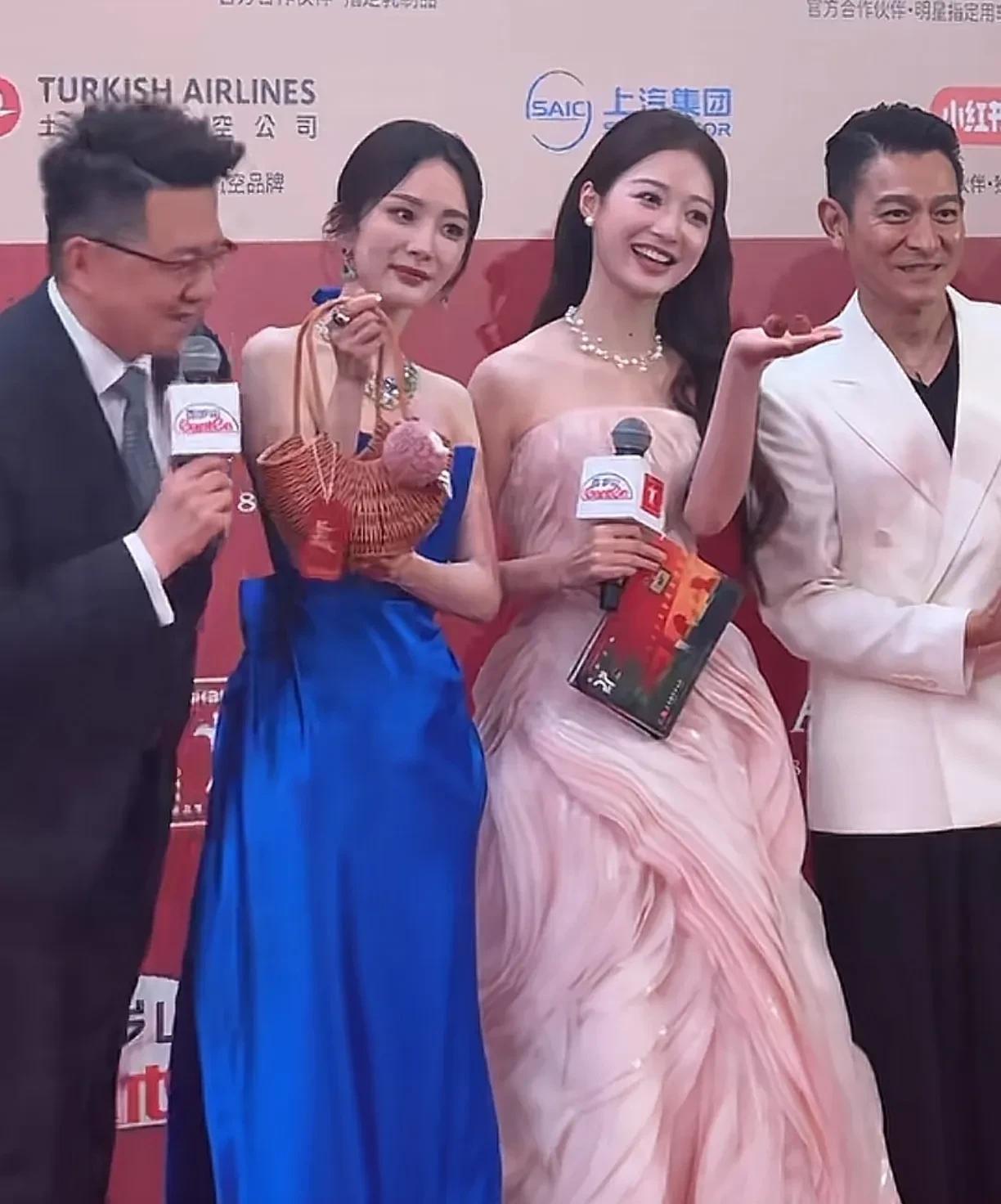 刘德华和杨幂中间的这个美女是谁？长得好漂亮，状态直接秒了一旁的杨幂了，虽然她的脸