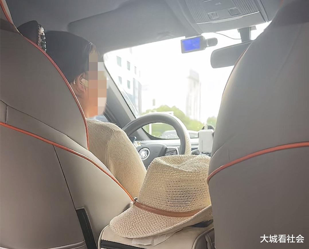 女司机接女乘客的单，为下雨开窗闹到找警察，女乘客：我开她又关