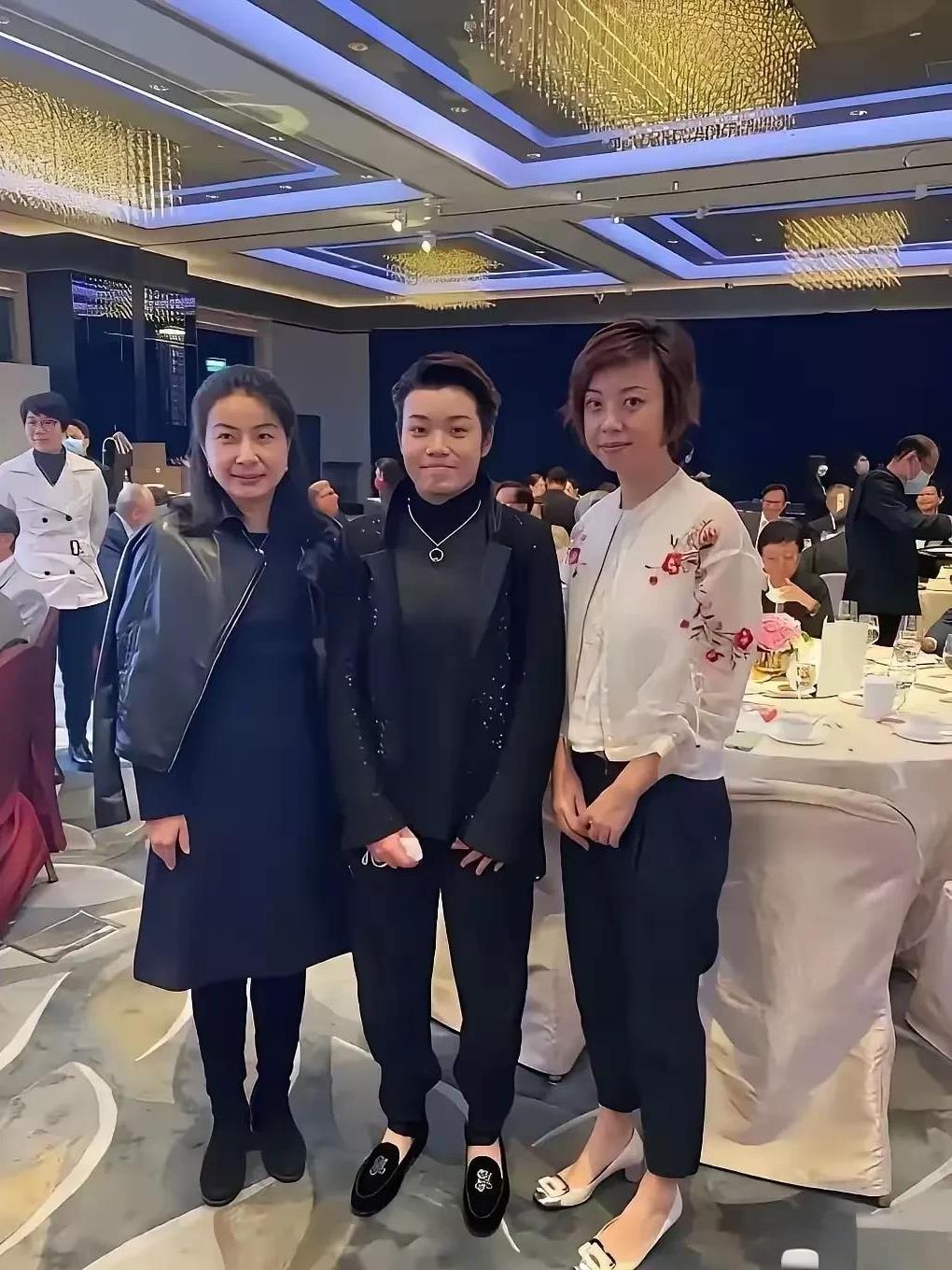 这是啥时候的照片？？左边是嫁入豪门低调持家的“跳水女皇”郭晶晶，右边是百战百胜的