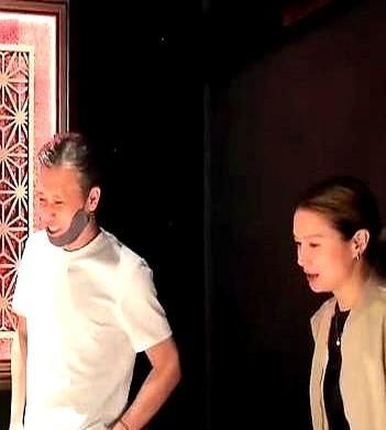 李乃文老婆首次露面，出乎意料的年轻漂亮，神似赵薇，同框时完全不输李纯
上次视频里