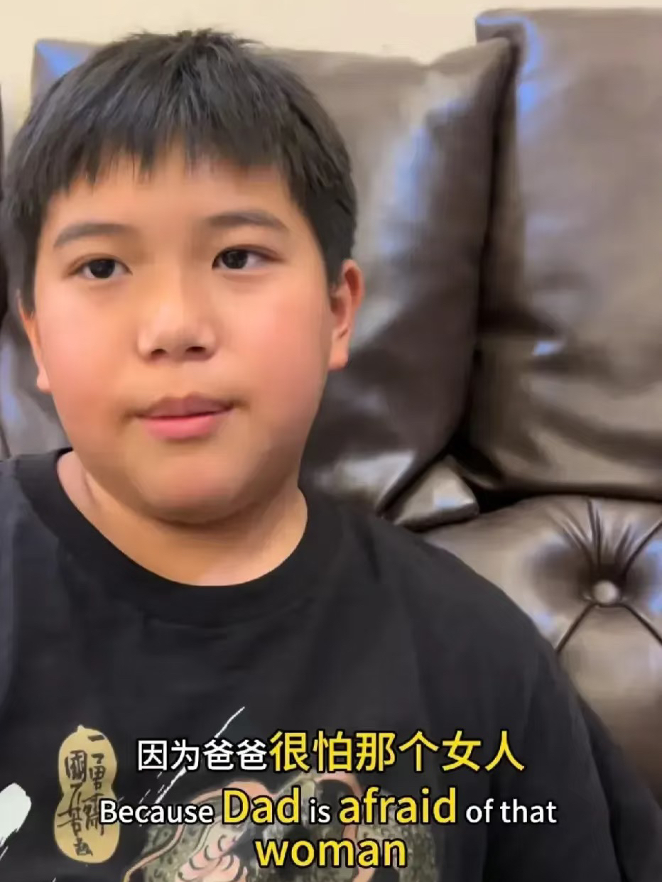 后备箱男孩的父亲李某斌其实是个挺深情的人。

据爆料，李某斌和孩子的后妈是初恋关