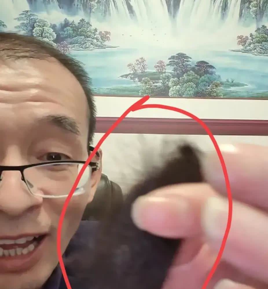 看这是什么？谢浩男的胎毛。谢爸谢妈保存了20多年，简直太有心了。谢妈也有了消息，