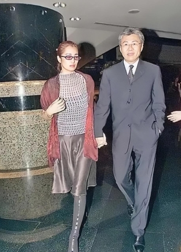 巩皇年轻时这张牵手照，信息量太大了！20岁年龄差放现在都算劲爆，何况上世纪九十年