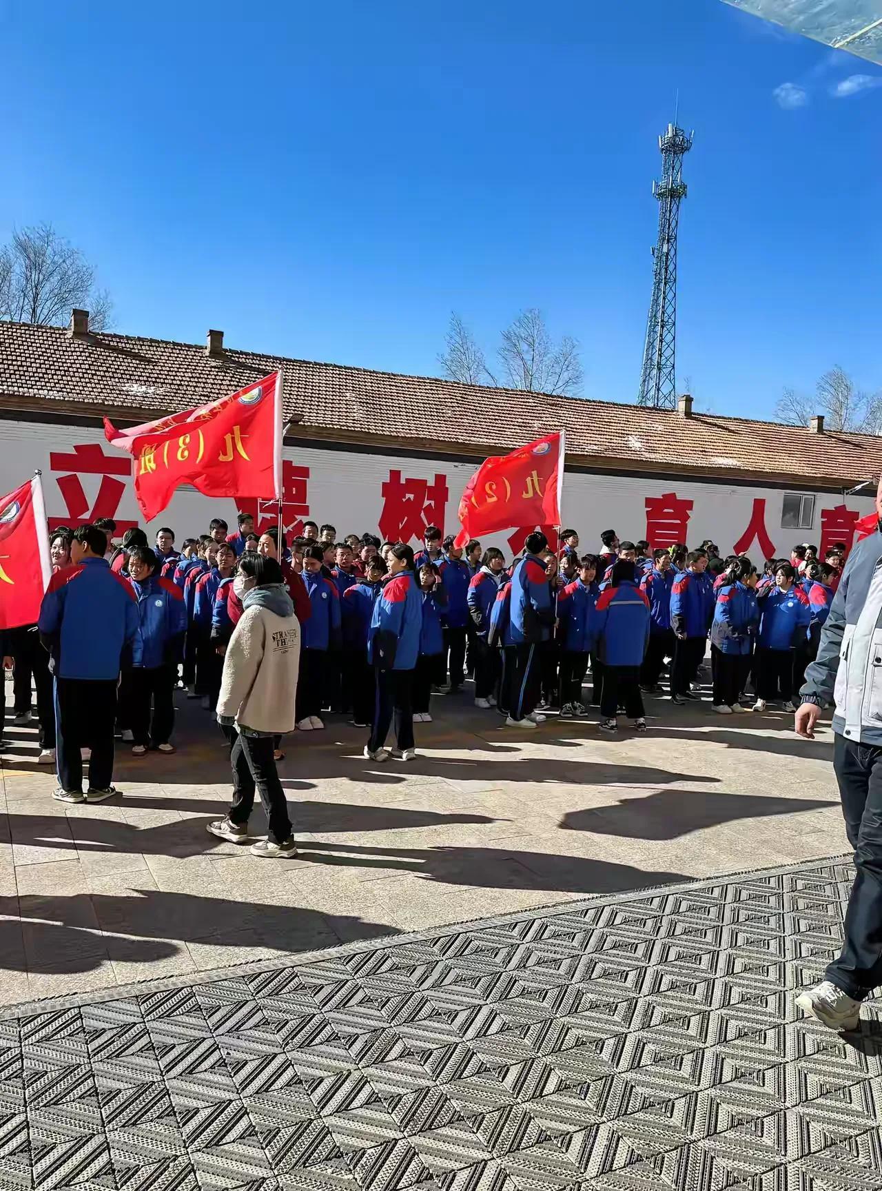 做老师变成了高危职业，一巴掌18万！老师是最受人们尊重的，他们是人类灵魂的工程师