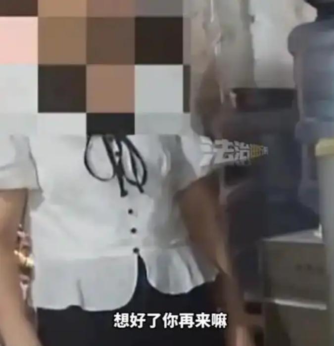 广东女子手机丢失，大妈捡到索要500元报酬，家人却坐地起价到1600！



广