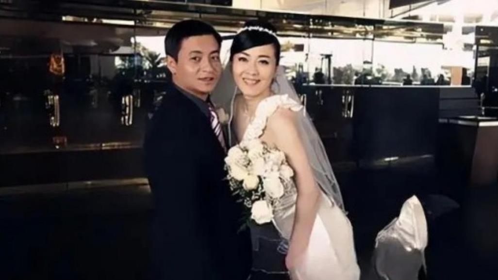 体操冠军李大双51岁当爸，母亲身份引热议
