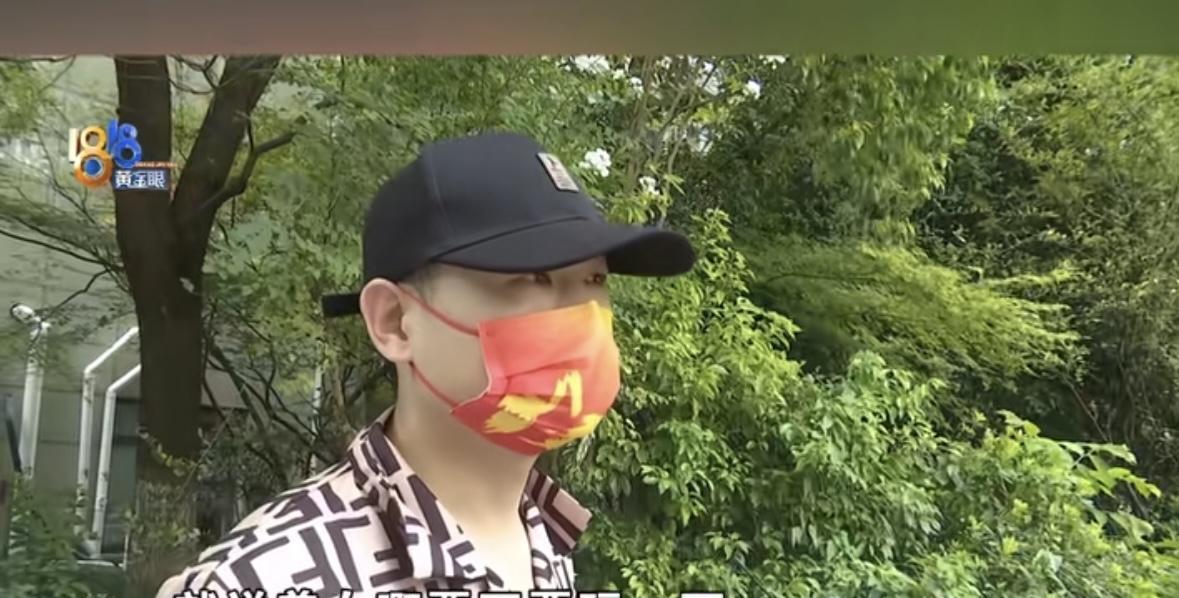 浙江杭州，女子加班到凌晨下班，到家都2点多了，在经过小区门口时保安竟出言调戏：美