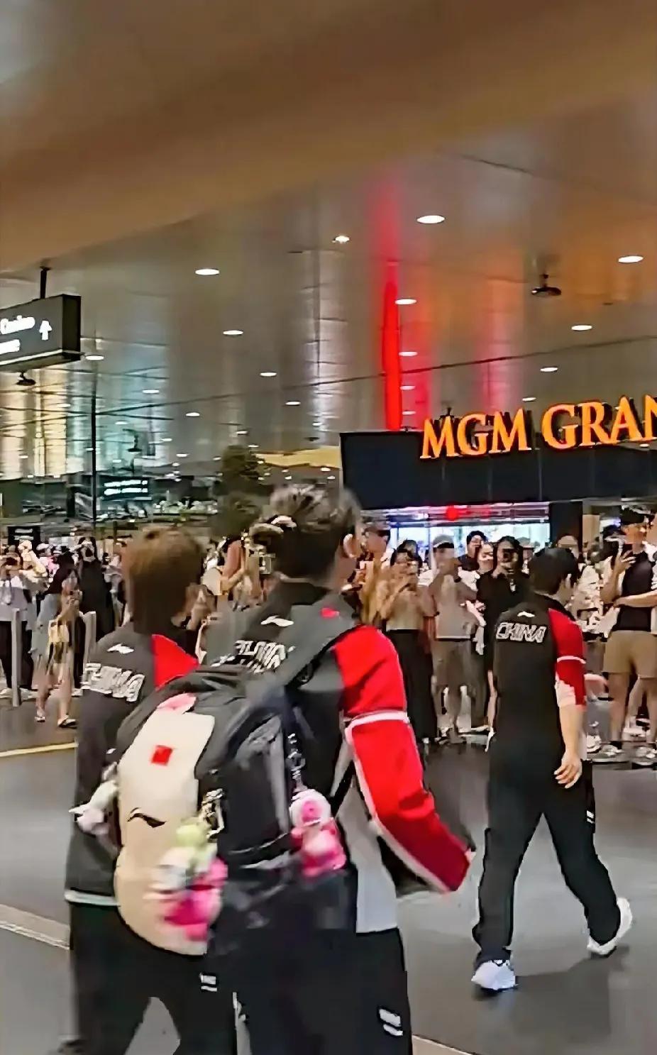 刚刷到国乒选手们回酒店的画面，孙颖莎迈着矫健有力的步伐走在前面，王曼昱、陈熠 也