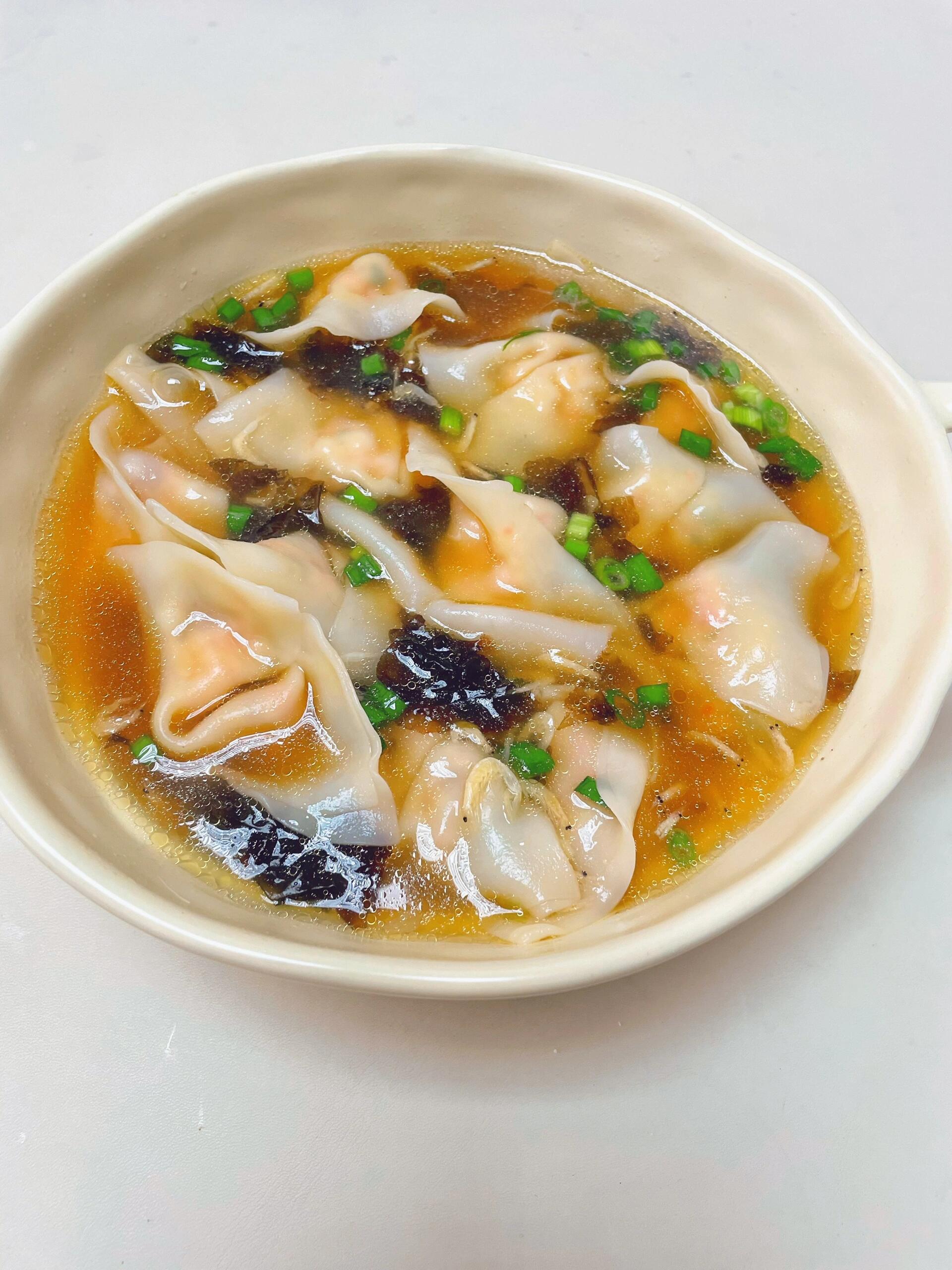 鲜虾馄炖，汤鲜味美
食材：虾，小葱，鸡蛋，红萝卜，馄炖皮
做法：
1、虾去壳去虾