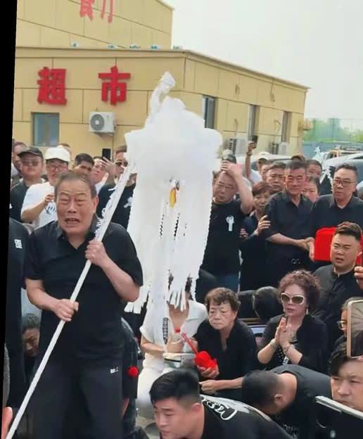 杨少华出殡杨威哭瘫软

杨议只是象征性的鞠个躬，也没见掉泪，其余的时间手里盘