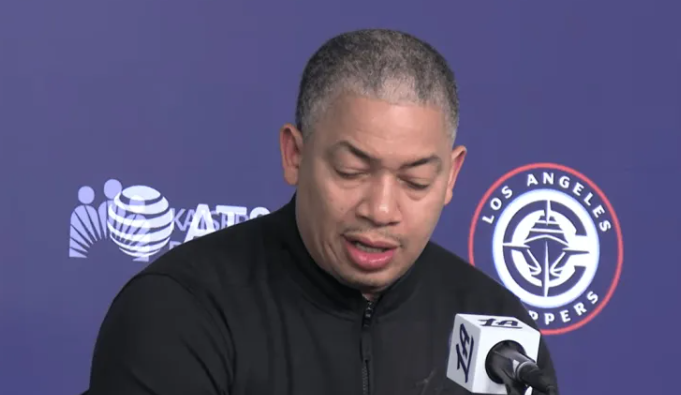 NBA常规赛，快船主场115-146不敌凯尔特人。
赛后，快船主帅泰伦-卢接受了