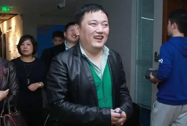 广厦队掌门人楼明   52岁，拥有复旦大学EMBA硕士学会，高级经济师，现担任广