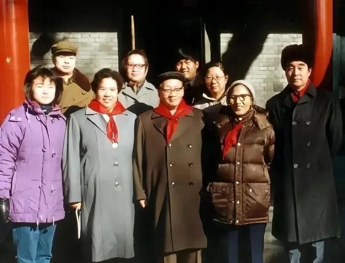 这是毛岸青和姐姐毛远志珍贵的合影，6个月后毛远志病逝了，这是她最后一次来到中南海