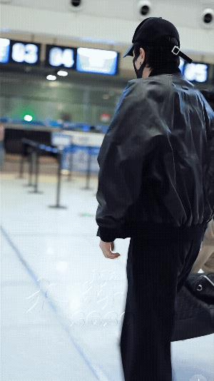 靓仔4月3号去了湖北襄阳，呆了多久不知道，今天又飞到上海，行踪飘忽不定，到处飞是