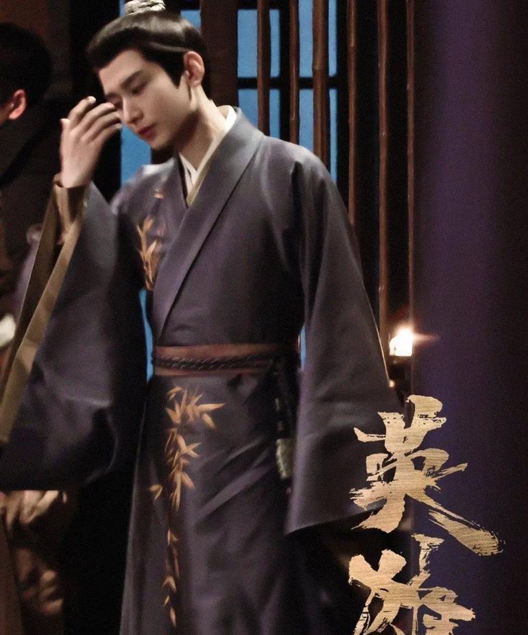 #成毅是不是真的会武功#
“天呐！成毅拍《英雄志》时吊威亚翻跟头，落地稳得像装了