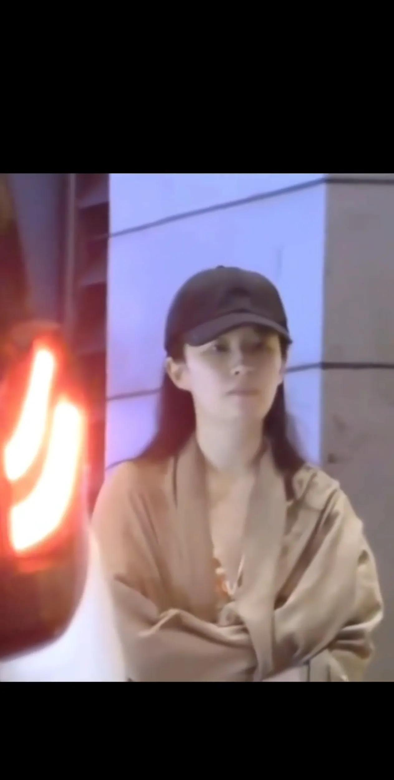 刘亦芙素颜吃火锅？女神私下也太“普通”了吧！谁说女明星出门必带全妆？刘亦芙就被拍