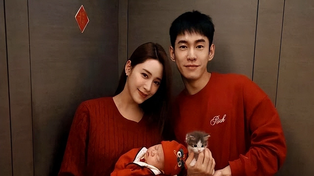欧阳妮妮晒全家福，一家人穿红色好喜庆，三姐妹都是高颜值！