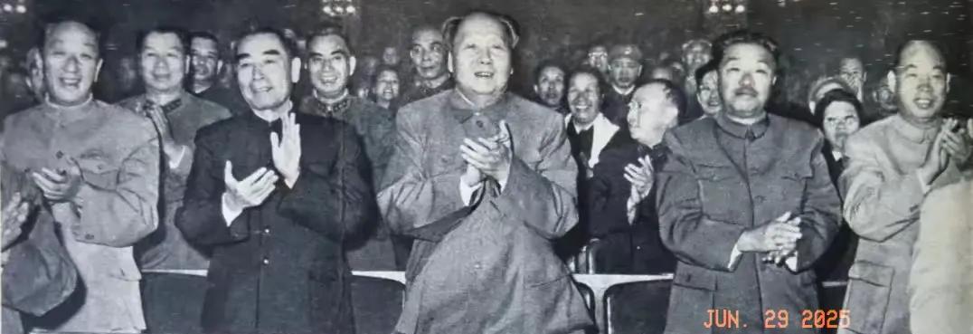 珍贵的老照片。
1964年10月6日，毛主席，柯庆施，周恩来，彭真等在一起观看“