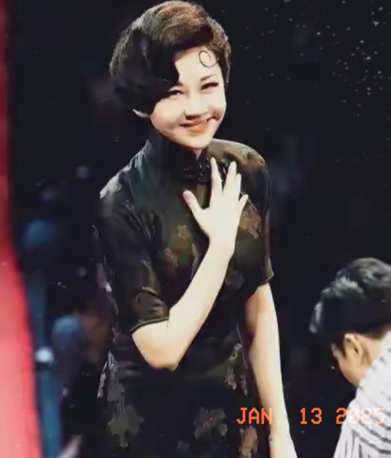 完蛋了，娱乐圈最后的
天然资深美女也沦陷了！
这么美的脸愣是眼睁睁
将自己折腾成